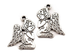 Premium zweiseitiger Cherub-Engelsanhänger aus Metall (17x20 mm) - Platin mit Patina
