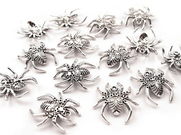 Premium Spinnen-Charm-Anhänger platinfarben, 25x28 mm - Metalldekoration mit Tiermotiv für Kleidung, Schuhe und Accessoires