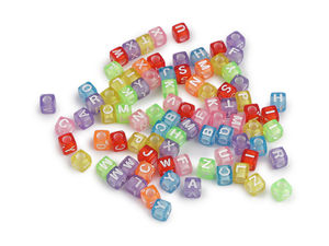 Bunte Buchstaben-Würfelperlen 6 mm – 90 Stück Kunststoff-Buchstabenperlen für Freundschaftsbänder & individuelle Schmuckgestaltung