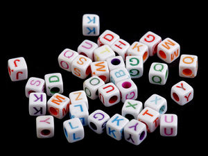 Kunststoff-Buchstabenperlen in Würfelform 6 mm