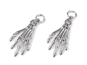Skeletthand-Anhänger mit Strassstein in Platin - 18x35 mm Gothic-Metall-Charm für Kleidung, Schuhe & Schmuck