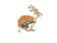 Goldfarbene Emaille-Brosche mit Igel und Blume – Verspielte Anstecknadel für Kleidung, Hüte, Taschen und Schals