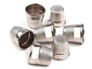 Premium-Fingerhut-Set aus Metall - Fingerschutz in verschiedenen Größen für das Nähen von Hand, Nickel-Finish (4er-Pack)