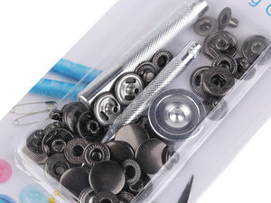 Druckknöpfe Ø 15 mm für mittelschwere Stoffe, mit manuellem Einschlagwerkzeug aus Metall