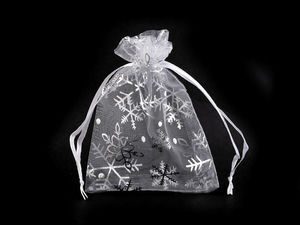 Weiß-silberne Organza-Geschenkbeutel mit Schneeflocken (9x12 cm) – Weihnachts-Kordelzugbeutel mit Satinbändern