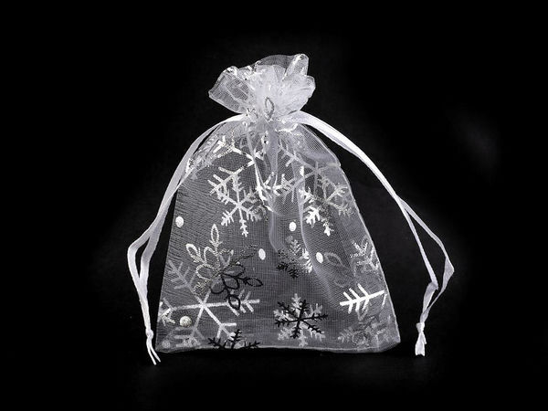 Weiß-silberne Organza-Geschenkbeutel mit Schneeflocken (9x12 cm) – Weihnachts-Kordelzugbeutel mit Satinbändern
