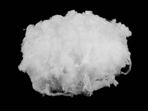 Premium Polyester-Füllwatte in Weiß - 1 kg hochvolumige, weiche Bastelwatte für Kissen, Spielzeug und Handarbeiten