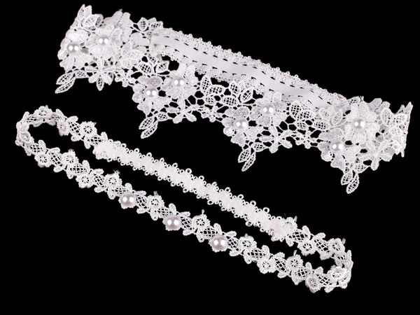 Elegantes Braut-Strumpfband-Set aus floraler Spitze mit Perlen - Zweiteiliges Set mit Erinnerungsband und Wurfband (Weiß)