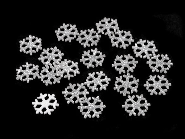 Silberne Glitzer-Schneeflocken aus Filz - 15 mm Mini-Weihnachts-Bastelverzierungen