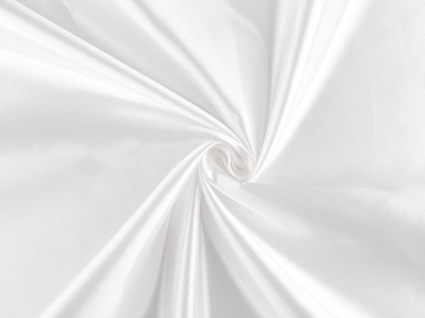 Premium Satinstoff – Eleganter Glanz & fester Griff für Brautmode, Abendkleider & Dekoration