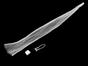 Weißer elastischer Netzbeutel mit integriertem Aufhängehaken und geschlossenem Boden