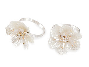 Eleganter Serviettenring aus Metall mit perlmuttweißer Blume - Premium florale Tischdekoration