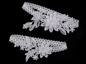 Elegantes Hochzeits-Strumpfband-Set aus weißer floraler Spitze - Premium-Erinnerungs- und Wurf-Strumpfbänder mit Blütenapplikationen
