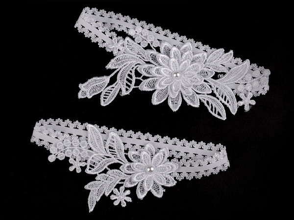 Elegantes Hochzeits-Strumpfband-Set aus weißer floraler Spitze - Premium-Erinnerungs- und Wurf-Strumpfbänder mit Blütenapplikationen